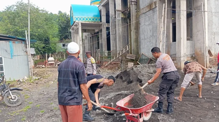 Sambut Ramadan, Polres Bima Gotong Royong Bersihkan Masjid